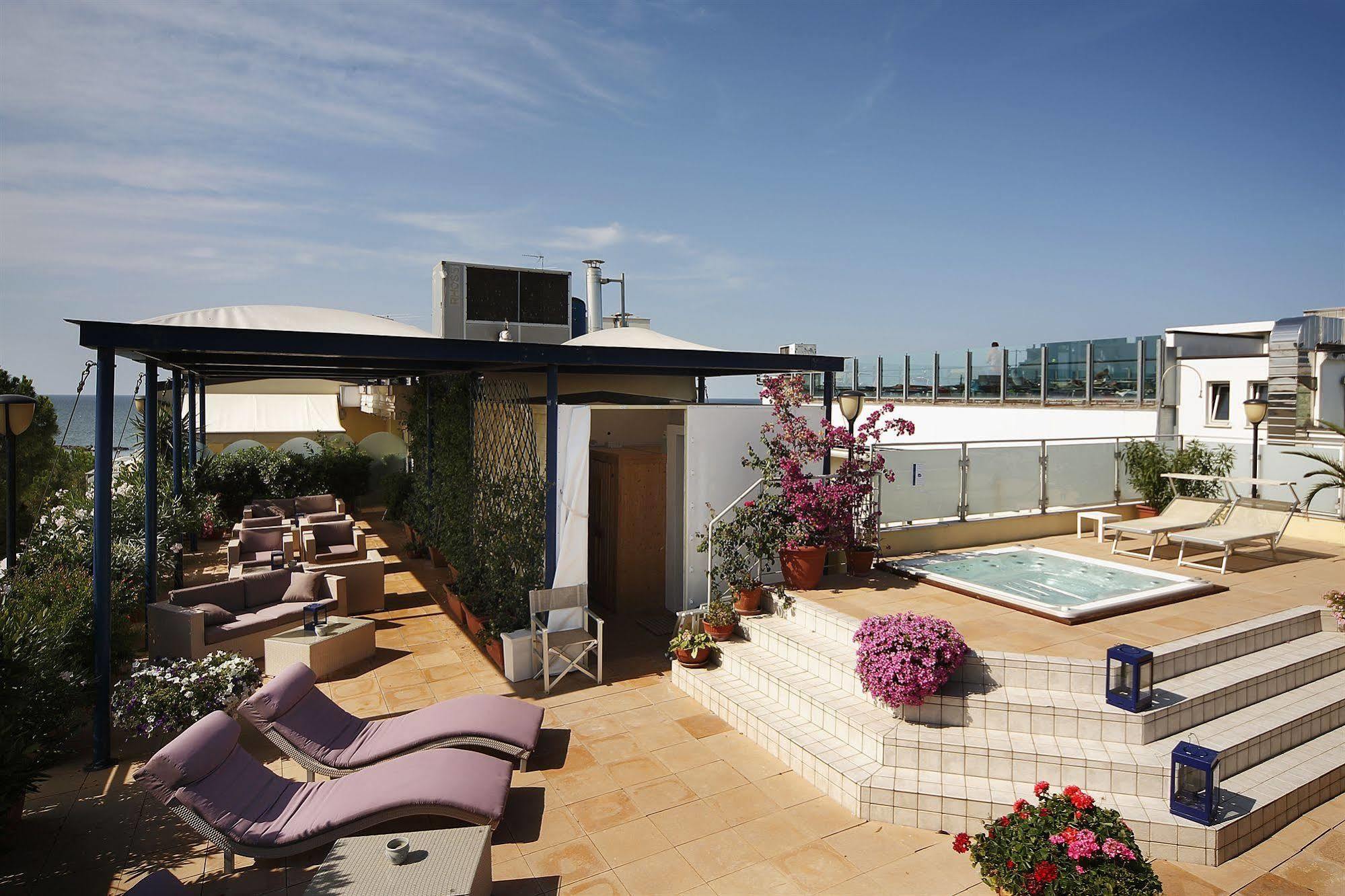 Residence Capitol Cattolica Esterno foto